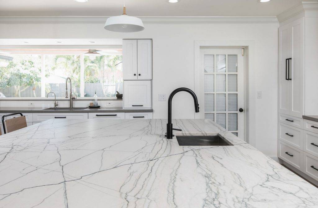 Giotto Quartzite White Kitchen