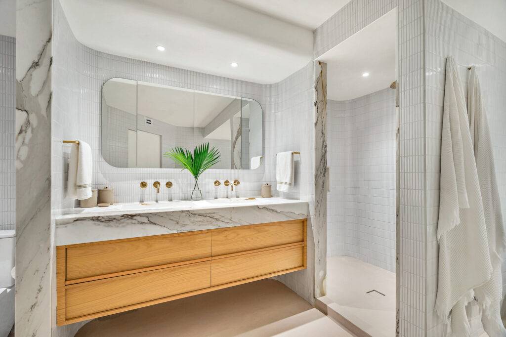 Palm Beach Condominium – Calacatta Borghini Bathroom